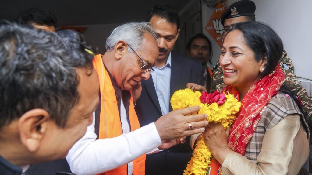 Delhi Chief Minister-designate Rekha Gupta being greeted by supporters at her residence as she prepares to leave for her swearing-in ceremony, in New Delhi, Thursday, Feb. 20, 2025. | Photo Credit: PTI